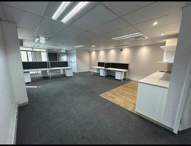 160M² BUILDING TO LET IN TYGER VALLEY